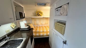 Geladeira, micro-ondas, cooktop, cafeteira/chaleira