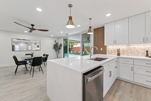 Private kitchen - Casa Esmeralda -Heated Pool, Luxury BBQ & Patio (Houston)