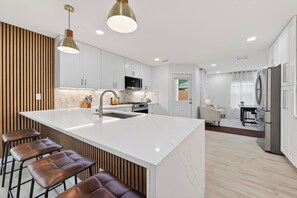 Private kitchen - Casa Esmeralda -Heated Pool, Luxury BBQ & Patio (Houston)