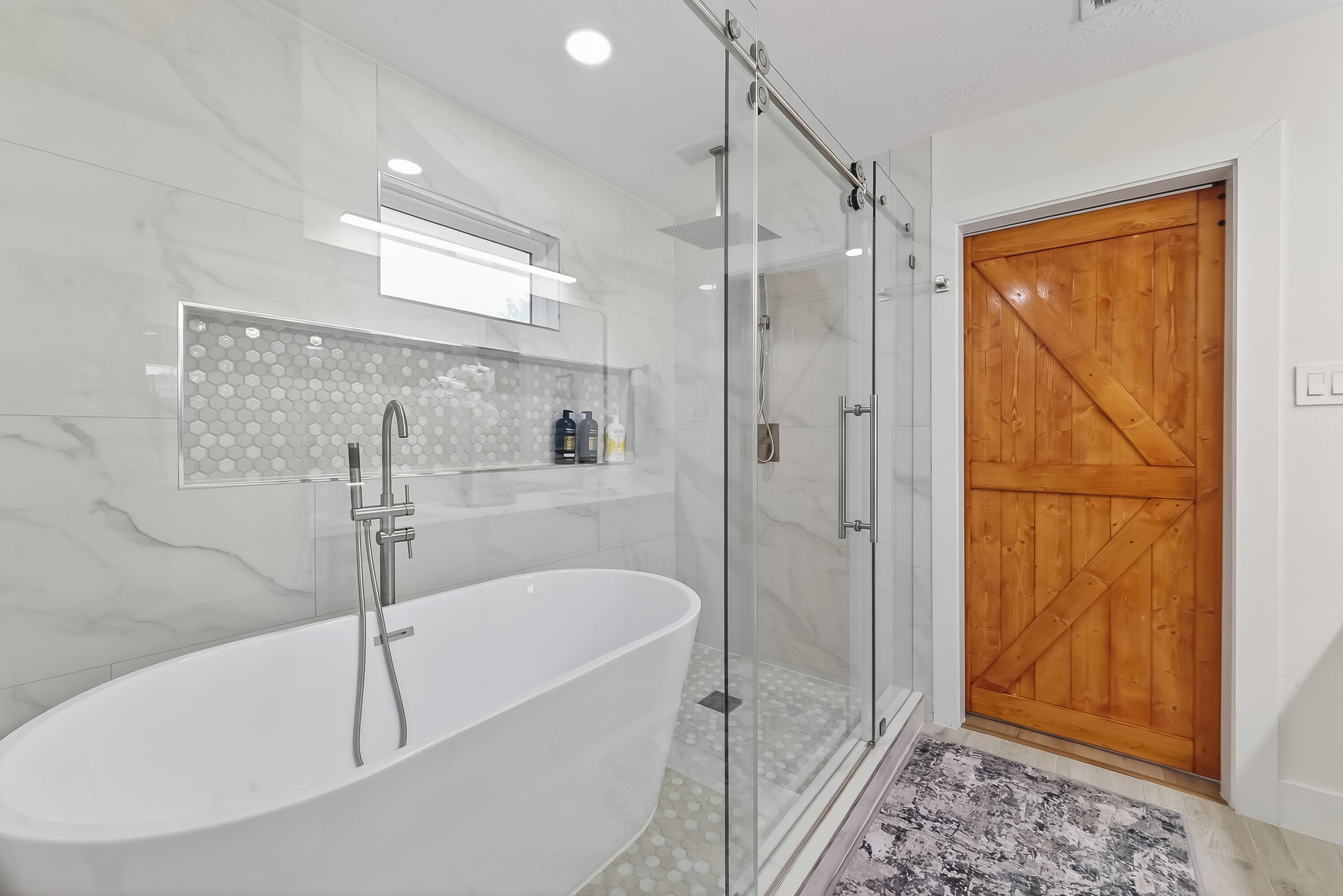 Een douche, een haardroger, handdoeken, zeep
