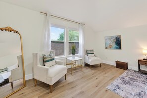 Interior - Casa Esmeralda -Heated Pool, Luxury BBQ & Patio (Houston)