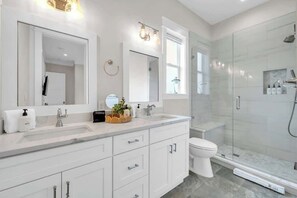 Shower, hair dryer, towels, shampoo - Coastal Reset by Stay on 30a (Seacrest)