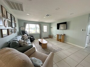 Living area - Tranquil Waterfront Home in Hernando Beach (Hernando Beach)