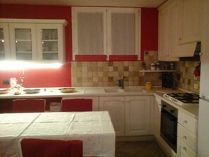 Fridge, oven, stovetop, dishwasher - Casa Olimpia - Mareri apartments (Imperia)