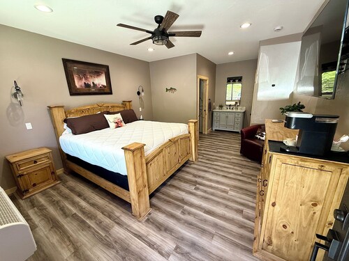 Riverfront Lodge in White Bird, ID – 1BR w/ Panoramic Views & Breakfast Unit 2