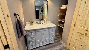 シャワー、タオル、石鹸、トイレットペーパー