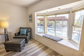 TV, fireplace - Dovewood Overlook - Pool and Hot Tub - Sleeps 16 (Oakhurst)