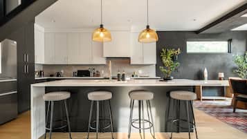 Geladeira, micro-ondas, fogão, cooktop