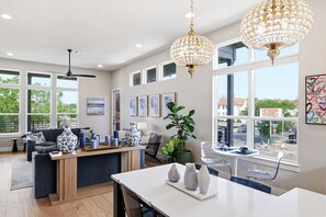 Interior - The Carlisle - A Birdy Vacation Rental (San Antonio)