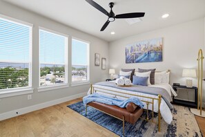 3 bedrooms, iron/ironing board, WiFi, bed sheets - The Carlisle - A Birdy Vacation Rental (San Antonio)
