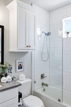 Shower, hair dryer, towels - The Carlisle - A Birdy Vacation Rental (San Antonio)