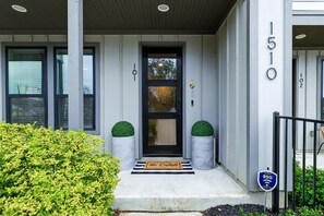 Exterior detail - The Carlisle - A Birdy Vacation Rental (San Antonio)