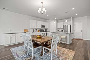 Dining - Seaside Chalet: Dog Friendly, 1st Floor Condo, Near Golf (Sunset Beach)