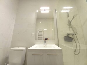 Bathroom - Royan Center – BEACH  et  SHOPS WITHIN WALKING DISTANCE – GROUND FLOOR APARTMENT (ROYAN)