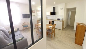 Un appartamento moderno con sala da pranzo, cucina e soggiorno.