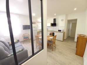 Interior - Royan Center – BEACH  et  SHOPS WITHIN WALKING DISTANCE – GROUND FLOOR APARTMENT (ROYAN)