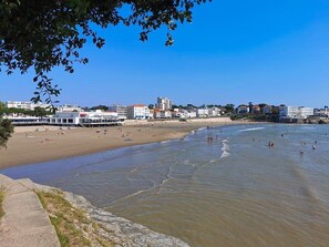 Una spiaggia nelle vicinanze