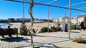 Una spiaggia nelle vicinanze