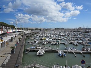 Marina - Royan Center – BEACH  et  SHOPS WITHIN WALKING DISTANCE – GROUND FLOOR APARTMENT (ROYAN)