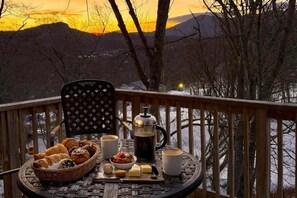 Outdoor dining - Slopeside Lodge at Sugar Mountain - walk to ski slopes, views, near water, gas fireplace (Sugar Mountain)