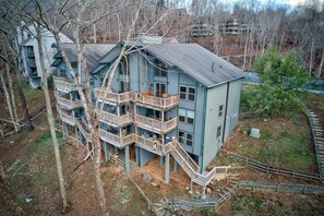 Exterior - Slopeside Lodge at Sugar Mountain - walk to ski slopes, views, near water, gas fireplace (Sugar Mountain)