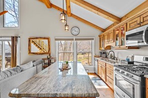 Oven, stovetop, coffee/tea maker - Slopeside Lodge at Sugar Mountain - walk to ski slopes, views, near water, gas fireplace (Sugar Mountain)