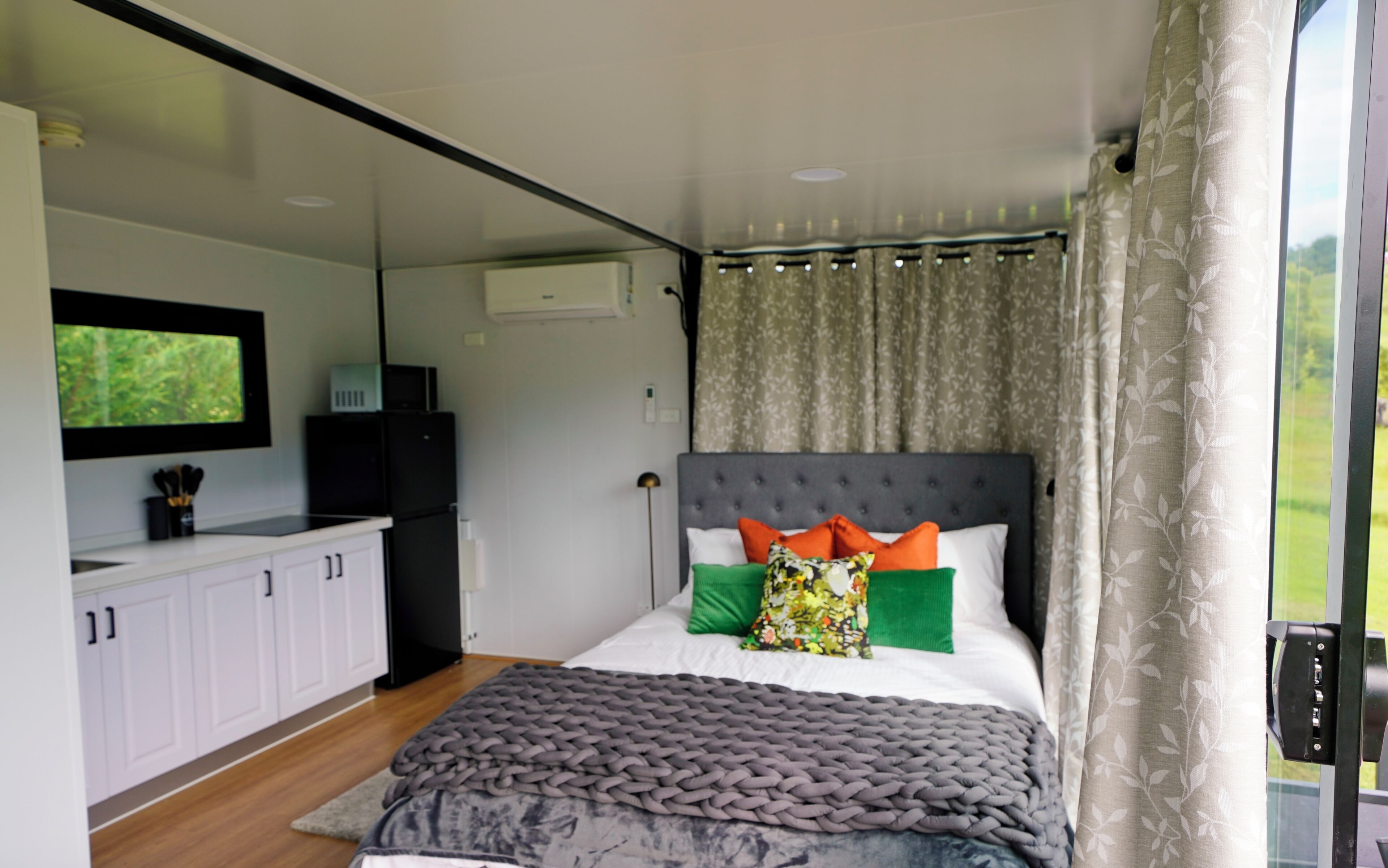 1 dormitorio, tabla de planchar con plancha, ropa de cama