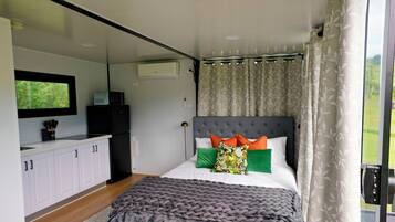 1 dormitorio, tabla de planchar con plancha, ropa de cama