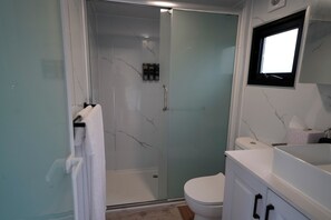 Hair dryer, towels, soap, toilet paper - The Wabe Tiny House - beautiful tiny house surrounded by beautiful countryside. (Little Hartley)