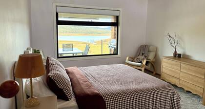 The Snowy Anglers Lakehouse • Lakefront, Fireplace, Snowfields & Fishing Retreat