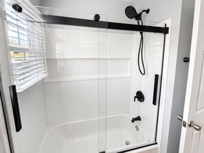 Dusche, Haartrockner, Handtücher, Toilettenpapier