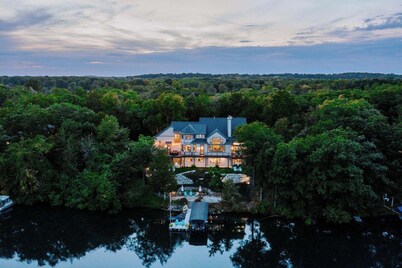 Spacious 5-bedroom Lake House on Lovely Moose Lake in Lake Country, Wisconsin