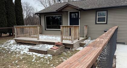 Cozy Cabin 2-bed/1 bath fenced in yard steps from Wolf River.