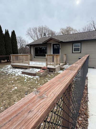 Cozy Cabin 2-bed/1 bath fenced in yard steps from Wolf River.