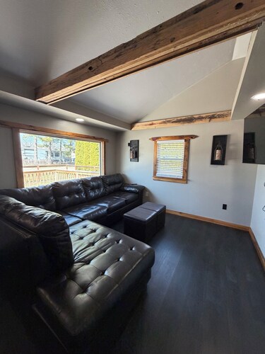 Cozy Cabin 2-bed/1 bath fenced in yard steps from Wolf River.