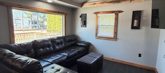 Cozy Cabin 2-bed/1 bath fenced in yard steps from Wolf River.