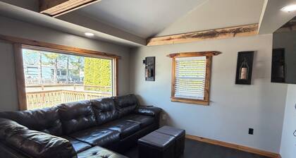Cozy Cabin 2-bed/1 bath fenced in yard steps from Wolf River.