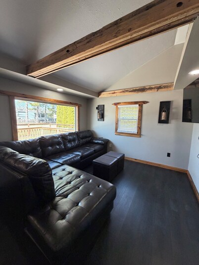 Cozy Cabin 2-bed/1 bath fenced in yard steps from Wolf River.