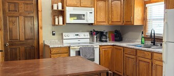 Cozy Cabin 2-bed/1 bath fenced in yard steps from Wolf River.