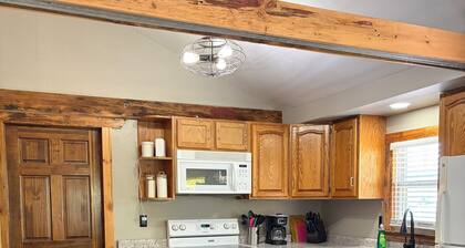 Cozy Cabin 2-bed/1 bath fenced in yard steps from Wolf River.