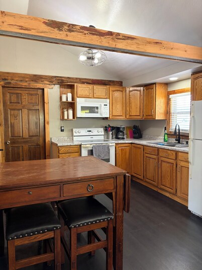Cozy Cabin 2-bed/1 bath fenced in yard steps from Wolf River.