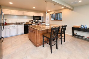 Private kitchen - SF Bay Area: Private Luxury “Treehouse” Retreat (Pleasant Hill)