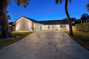 Exterior - Sleeps 16! Heated Pool+Pickleball+MiniGolf+Firepit (West Palm Beach)