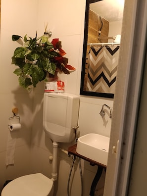 Toallas, jabón, papel de baño 