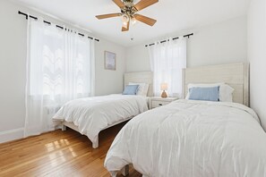 2 bedrooms, desk, iron/ironing board, travel cot - Modern Coastal Retreat Walking Distance to Beaches & Dining in Dennis Port w/ AC (Dennis)