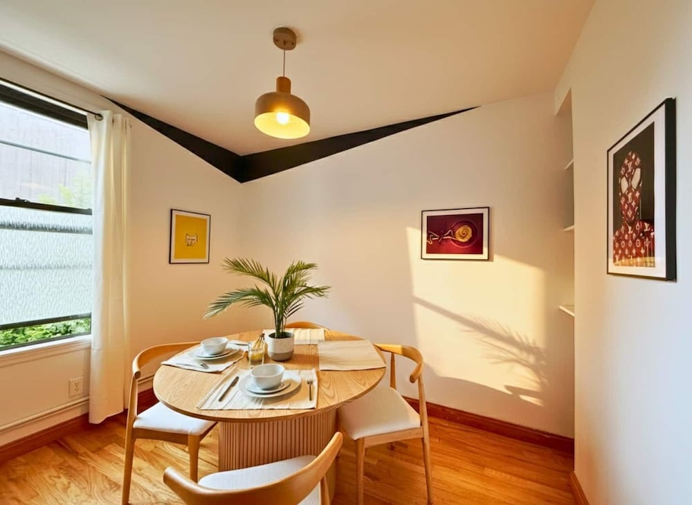 Comfy Clean 2BR 1.5BA - 15 mins to Times Square! Reviews, Deals ...