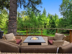 Outdoor dining - Howard's Hideaway Riverfront Pet Friendly Cabin (Sandy)