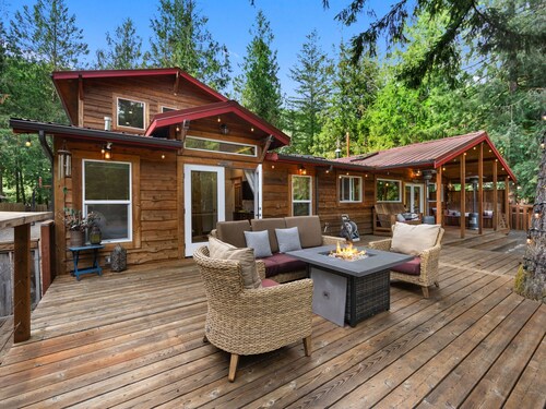 Howard's Hideaway Riverfront Pet Friendly Cabin