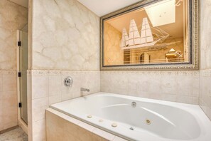 Shower, hair dryer, towels, shampoo - Promenade 501 -Beauty on the Ocean Private Balcony (Seaside)