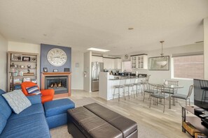 TV, fireplace, DVD player, offices - Promenade 501 -Beauty on the Ocean Private Balcony (Seaside)